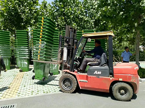 3000只塑料垃圾桶如期到位。