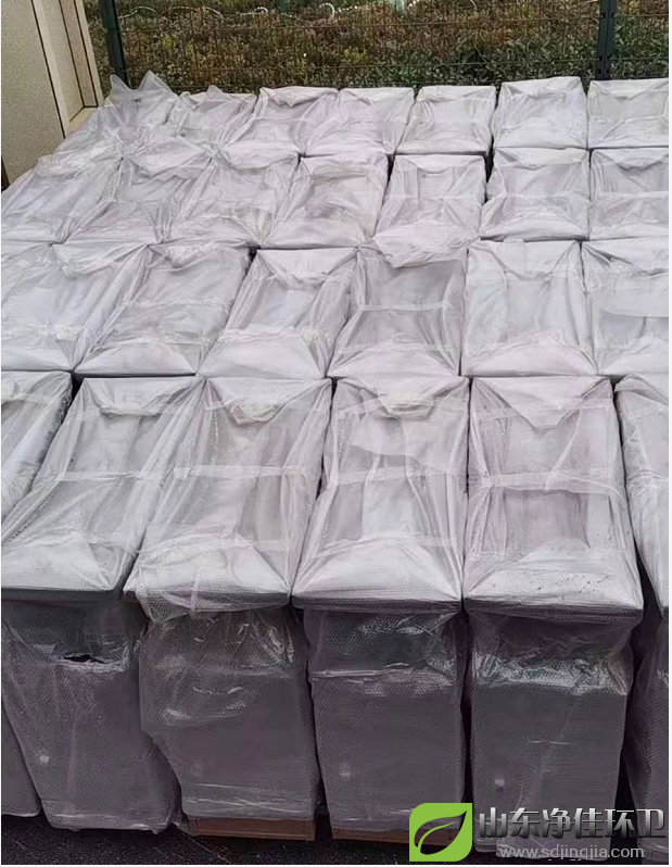 不銹鋼本身耐空氣、蒸汽、水等弱腐蝕介質(zhì)和酸、堿、鹽等化學(xué)浸蝕性介質(zhì)腐蝕，所以不銹鋼垃圾桶耐用性高加上外面的烤漆工藝使得垃圾桶的防腐能力更加強(qiáng)。  烤漆工藝是將戶(hù)外粉末通過(guò)高壓靜電設(shè)備充電，在電場(chǎng)的作用下，將涂料噴涂到金屬垃圾桶的表面，粉末會(huì)被均勻地吸附在工件表面，形成粉狀的涂層；而粉狀涂層經(jīng)過(guò)高溫烘烤后流平固化，顆粒會(huì)融化成一層致密的效果各異的最終保護(hù)涂層；牢牢附著在垃圾桶表面，具有防腐防銹的特點(diǎn).  一、不粘性：幾乎所有物質(zhì)都不與特氟龍涂膜粘合。很薄的膜也能顯示出很好的不粘附性能。   二、耐熱性：特氟龍涂膜具有優(yōu)良的耐熱和耐低溫特性。短時(shí)間可耐高溫到300℃，一般在240℃~260℃之間可連續(xù)使用，具有顯著的熱穩(wěn)定性，它可以在冷凍溫度下工作而不脆化，在高溫下不融化。   三、滑動(dòng)性：特氟龍涂膜有較低的摩擦系數(shù)。負(fù)載滑動(dòng)時(shí)摩擦系數(shù)產(chǎn)生變化，但數(shù)值僅在0.05-0.15之間。   四、抗?jié)裥裕禾胤埻磕け砻娌徽此陀唾|(zhì)，生產(chǎn)操作時(shí)也不易沾溶液，如粘有少量污垢，簡(jiǎn)單擦拭即可清除。停機(jī)時(shí)間短，節(jié)省工時(shí)并能提高工作效率。   五、耐磨損性：在高負(fù)載下，具有優(yōu)良的耐磨性能。在一定的負(fù)載下，具備耐磨損和不粘附的雙重優(yōu)點(diǎn)。   六、耐腐蝕性：特氟龍幾乎不受藥品侵蝕，可以保護(hù)零件免于遭受任何種類(lèi)的化學(xué)腐蝕。  所以這款不銹鋼烤漆垃圾桶更防腐，耐腐蝕，更堅(jiān)固，使用時(shí)間更長(zhǎng)久不易損壞。